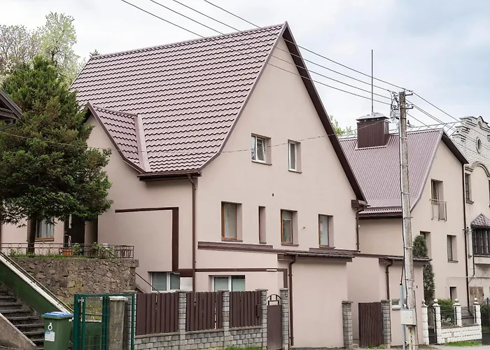 Groundfloor Apartment On The Green Hill
