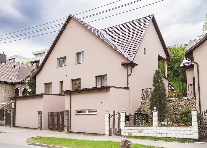 Groundfloor Apartment On The Green Hill